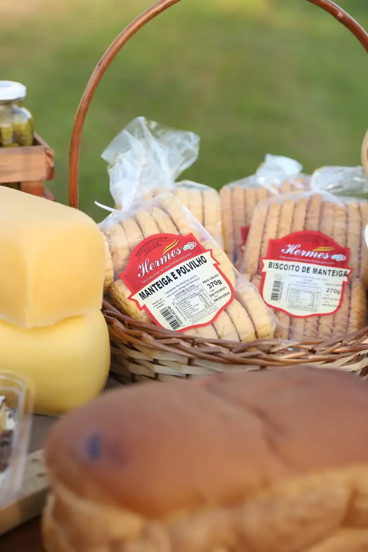 Cesta com pães e biscoitos Hermes embalados