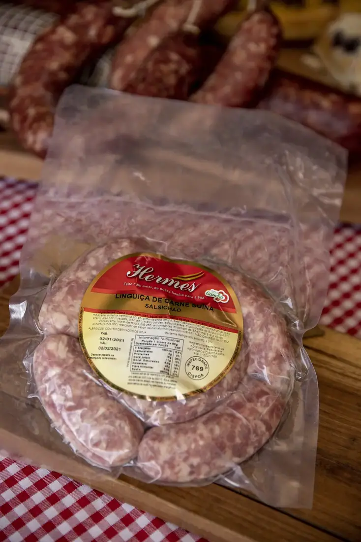 Linguiça Hermes embalada a vácuo com rótulo